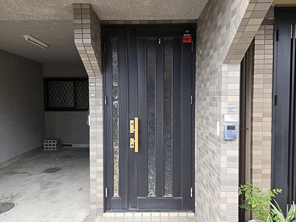 ブラック調の玄関ドアは外観がキリッと締まりますね！