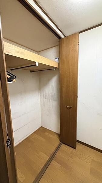 洋室：収納もしっかり充実してますね