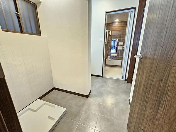 洗濯機置き場もある広めの洗面室は身支度もしやすいですね！