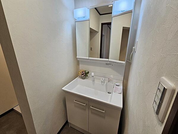 新調された洗面台での身支度は気持ちのいいものですね