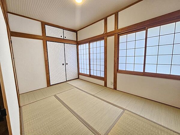 和室6帖：突然の来客にもサッとお布団を敷ける和室でしょう！