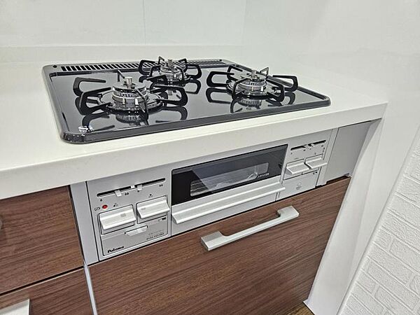 使い勝手の良さが考えられた3口コンロで、お料理の効率もアップ！