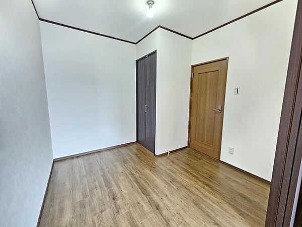 洋室4.3帖：コンパクトなお部屋ですが収納を設けており広くお使い頂けます！