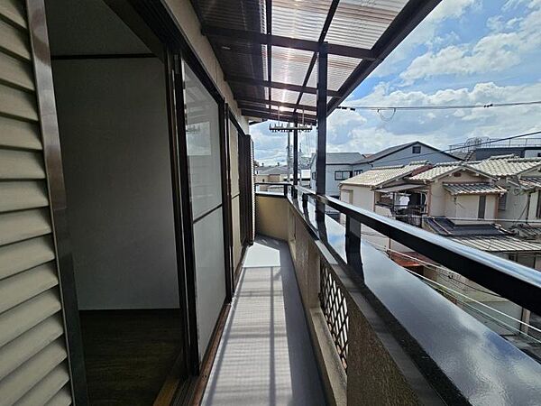 屋根付きで急な雨で洗濯物が濡れる心配も少ないバルコニー！