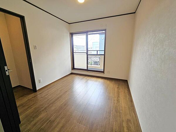 洋室4．8帖：バルコニーに面したお部屋はお布団などもサッと干せて便利ですね
