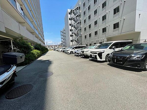 広めの駐車場で車庫入れが楽々ですね