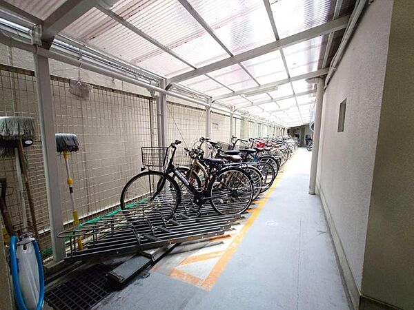 屋根付きの駐輪場で自転車が雨に濡れず安心！