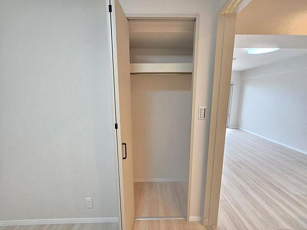 洋室4.2帖：長さのあるお洋服もらくらく収納できますね！