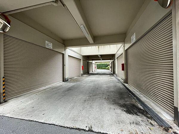 駐車場出入口！ゆとりのある共用部が嬉しいですね！