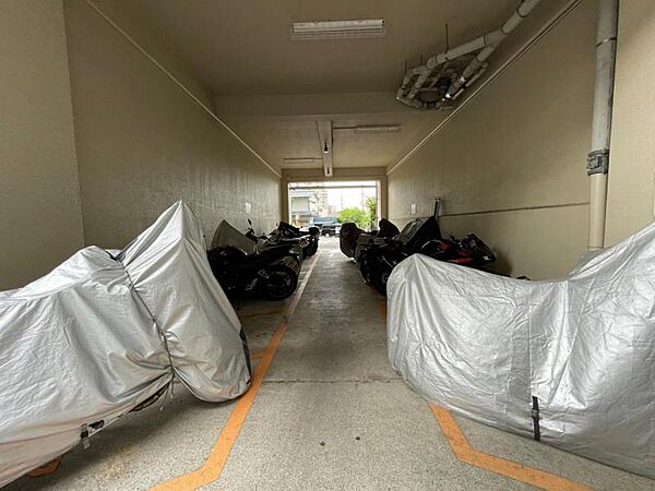 屋根付きの駐輪場で自転車が雨に濡れず安心！