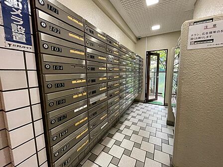 集合ポストで郵便物の出し入れも楽です。鍵付きで安心ですね!