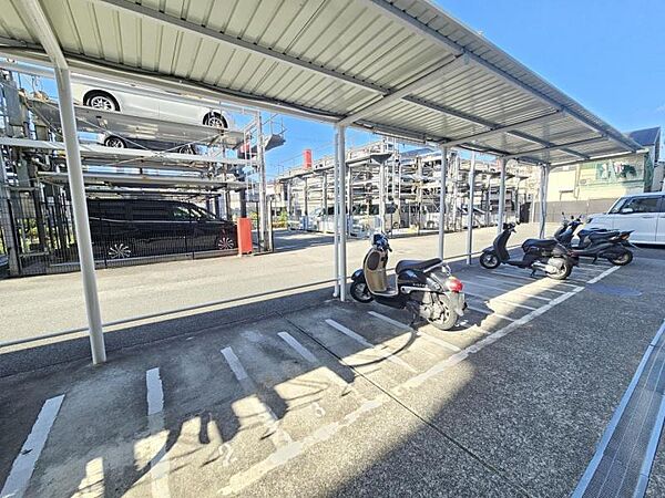 バイク置場もあるので大切なバイクをゆとりを持ってとめておけますね！