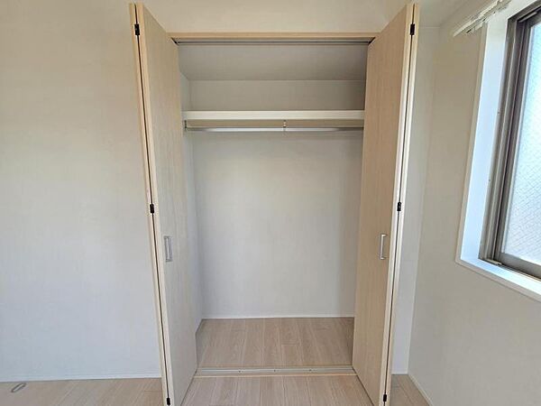 洋室5帖：収納力のあるクローゼットが備わっています。