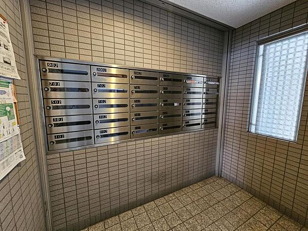 集合ポストで郵便物の出し入れも楽です。鍵付きで安心ですね！
