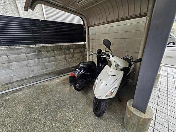 屋根付きのバイク置き場が嬉しいですね！