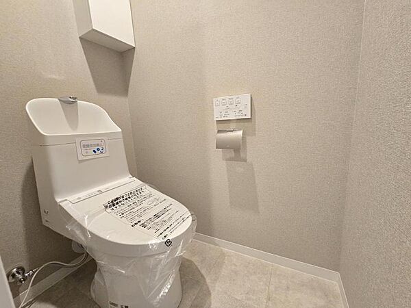 ホワイトのトイレは清潔感があって気持ちいいですね