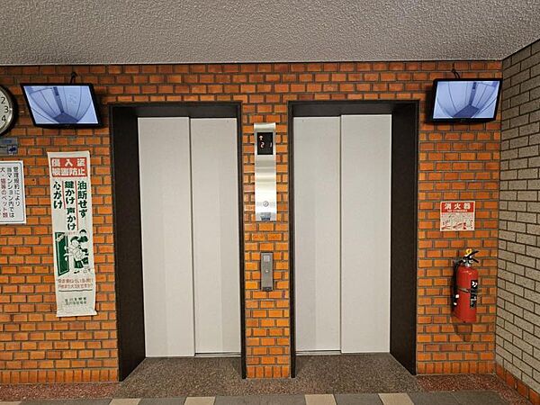 エレベーターは2基ありますので朝の忙しい時間帯もスムーズです。