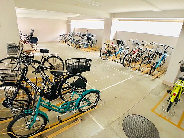 屋根付きの駐輪場で自転車が雨に濡れず安心！