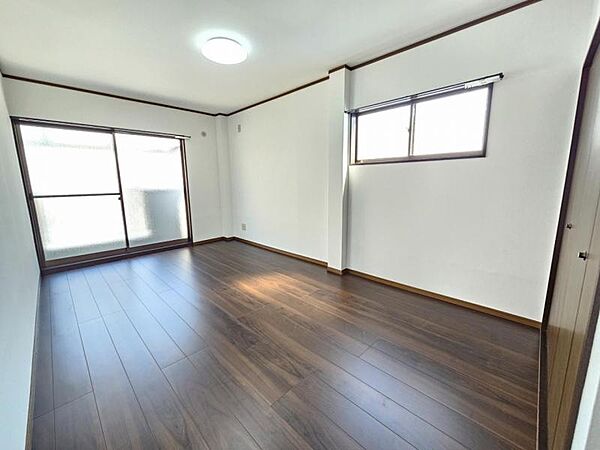 和室8帖：2面採光で風通しも良く、お部屋の隅々まで明るい印象です