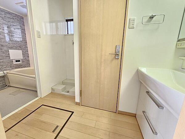 洗濯機置き場もある広めの洗面室は身支度もしやすいですね！