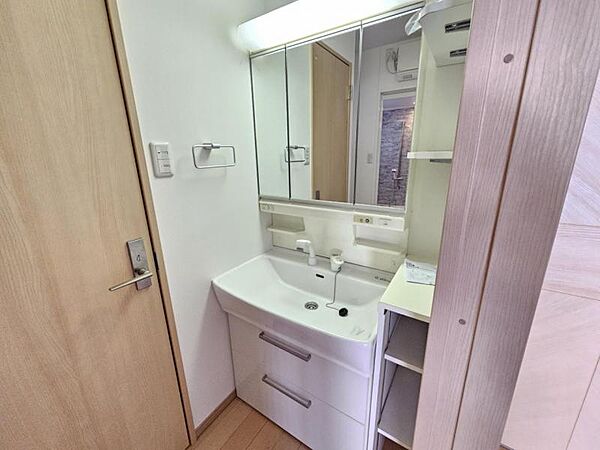 収納力と機能性に優れたお手入れラクラクの洗面化粧台！身支度もスムーズ！