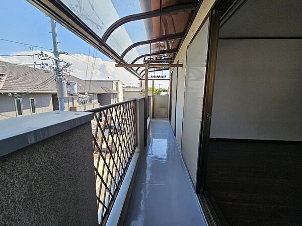 日よけ・雨よけが可能な屋根付きのバルコニー！