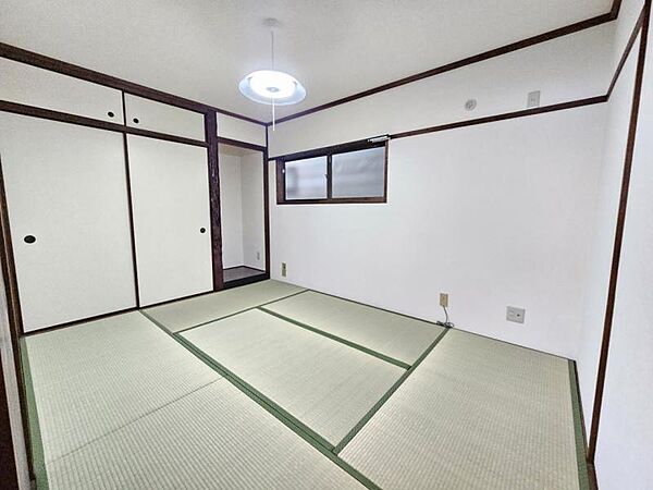 和室6帖：突然の来客にもサッとお布団を敷ける和室でしょう！
