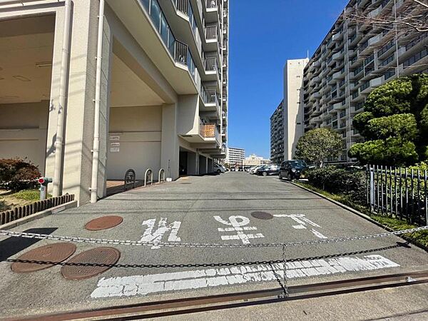 駐車場出入口！ゆとりのある共用部が嬉しいですね！