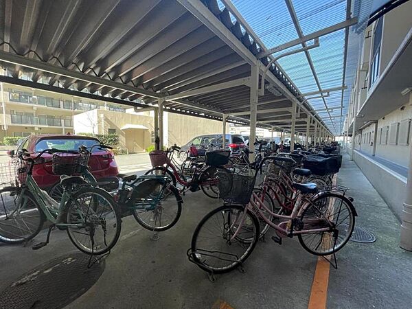 屋根付きの駐輪場で自転車が雨に濡れず安心！