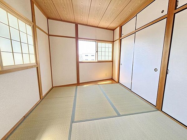 和室5帖：突然の来客にもサッとお布団を敷ける和室でしょう！