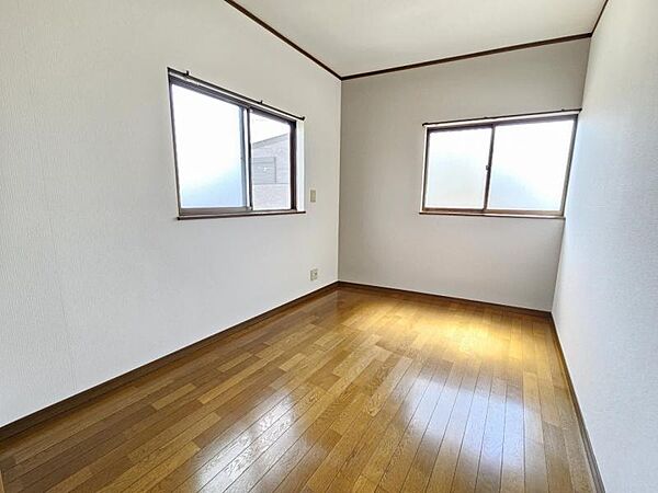 洋室4.5帖：コンパクトなお部屋ですが収納を設けており広くお使い頂けます！