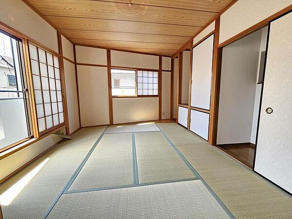 和室8.5帖：室内の空気をサッと換気できる2面採光はうれしいですね