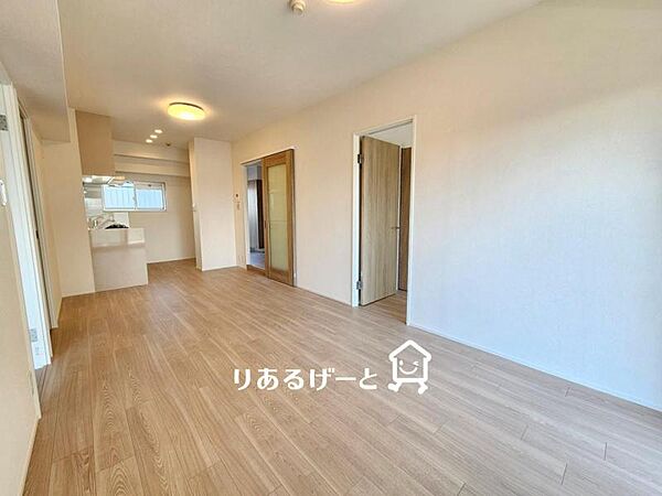 ＬＤＫ13．5帖：隣り合う洋室と合わせた広々空間をご堪能ください！