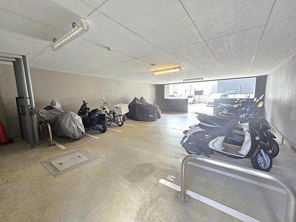 バイク置き場：管理が行き届いています。