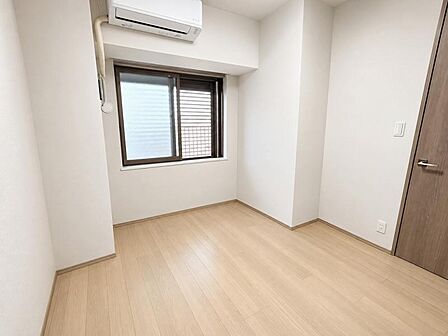 洋室5帖:コンパクトなお部屋ですが収納を設けており広くお使い頂けます!