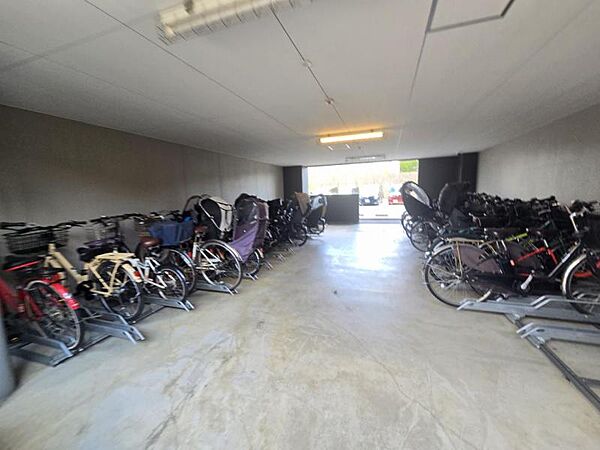整理された駐輪場で自転車の出し入れもらくらく！