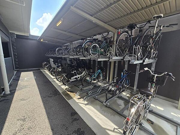 レーンごとに整理され、ドミノ倒しも防げる自転車置き場！