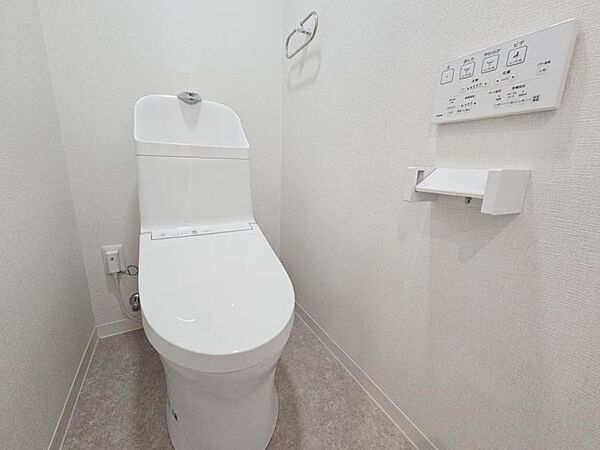 ホワイトのトイレは清潔感があって気持ちいいですね♪