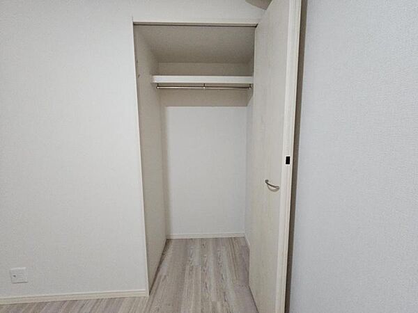 洋室：収納もしっかり充実してますね♪