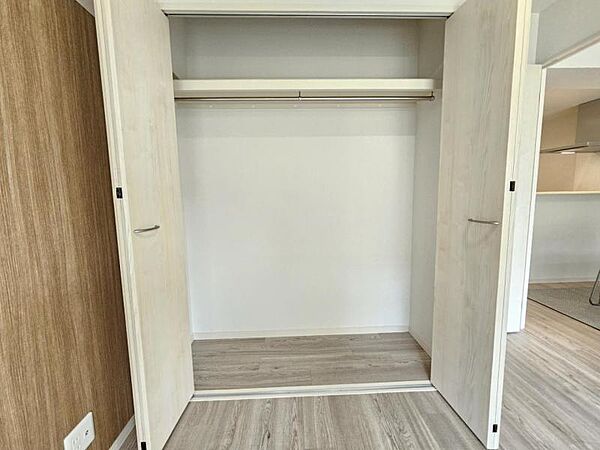 洋室：全体を見渡せ、ワードローブの把握がしやすいクローゼット♪