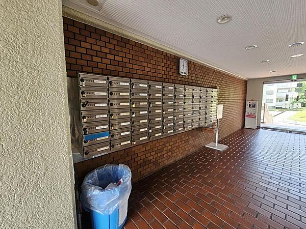 集合ポストで郵便物の出し入れも楽です。