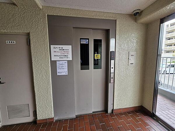 エレベーター完備。中が見えるエレベーターで安心