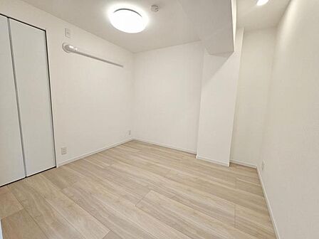 洋室4.6帖:コンパクトなお部屋ですが収納を設けており広くお使い頂けます!