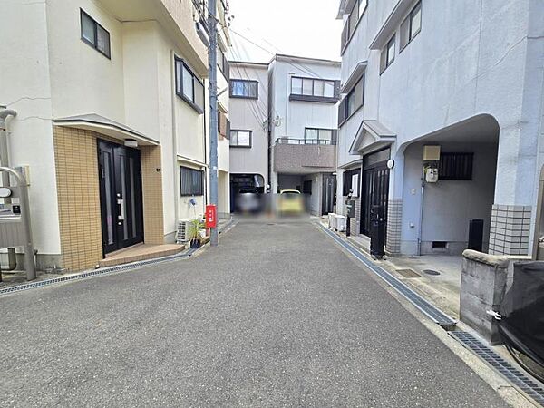 前面道路は閑静な住宅地の車通りの少ない道路です。