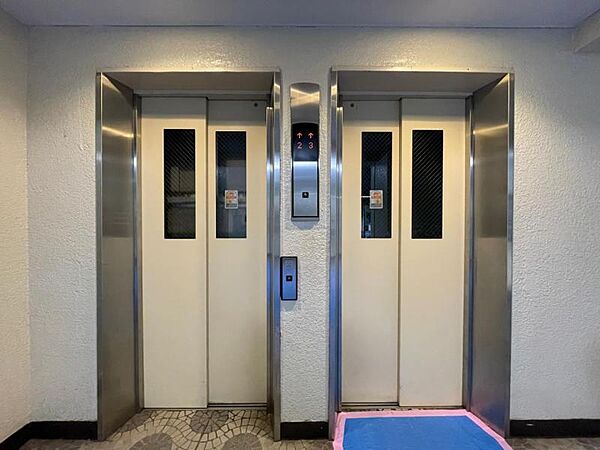 エレベーターは2基ありますので朝の忙しい時間帯もスムーズです。
