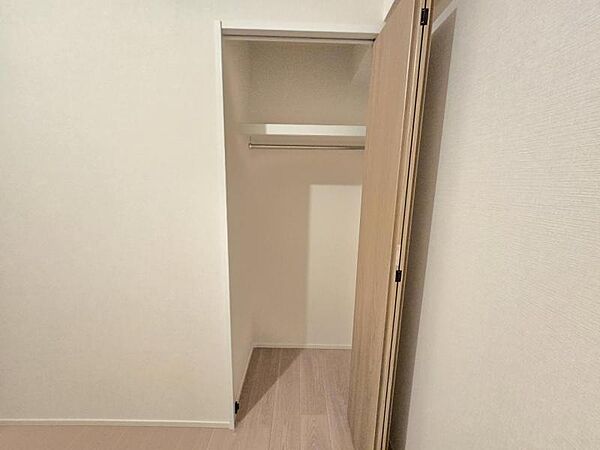 納戸5.5帖：長さのあるお洋服もらくらく収納できますね！