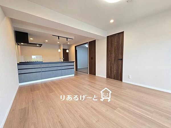 ＬＤＫ16．9帖：清潔感があり、明るく落ち着いた雰囲気の室内空間！