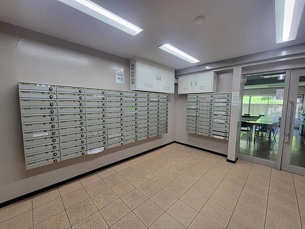集合ポストで郵便物の出し入れも楽です。鍵付きで安心ですね！