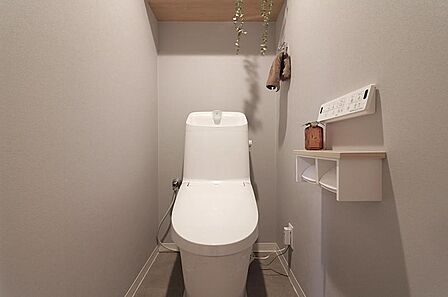 使いやすいサイドパネル仕様の温水洗浄便座付トイレです!