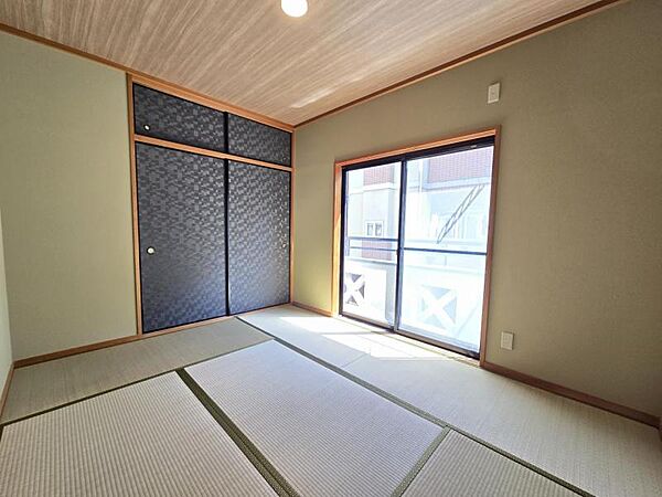 和室6帖：リビングにつながった和室スペースは、おむつ替えやお昼寝に最適です。